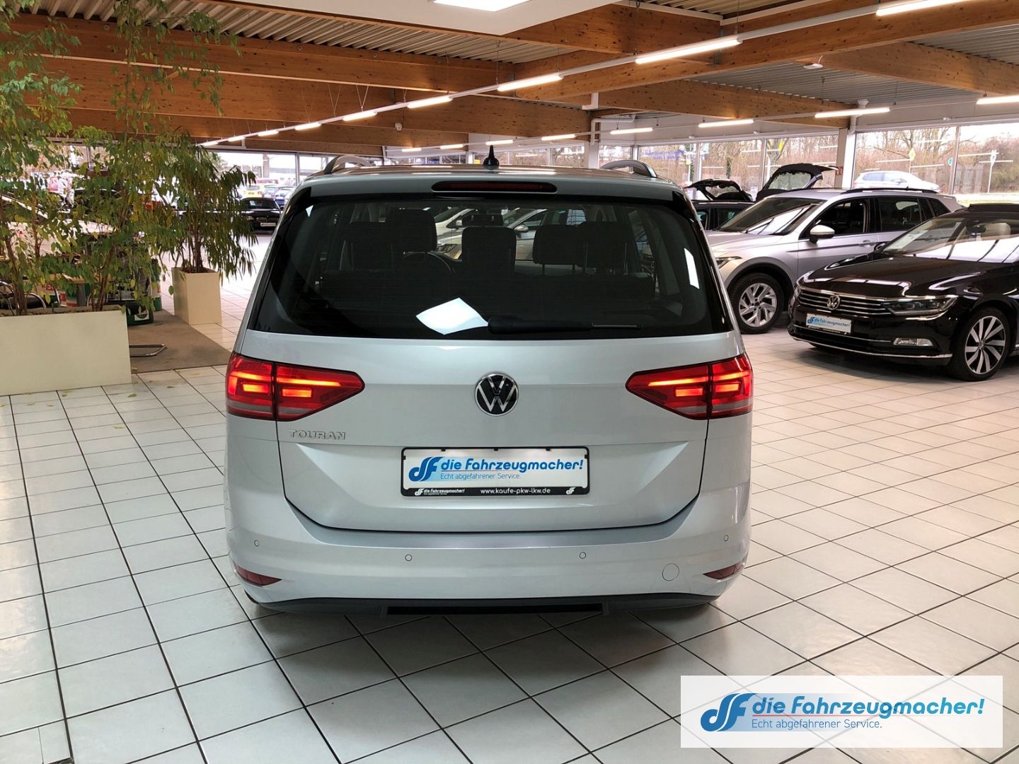 Fahrzeugabbildung Volkswagen Touran Comfortline1.5 TSI AHK-klappbar Navi 3-Zo