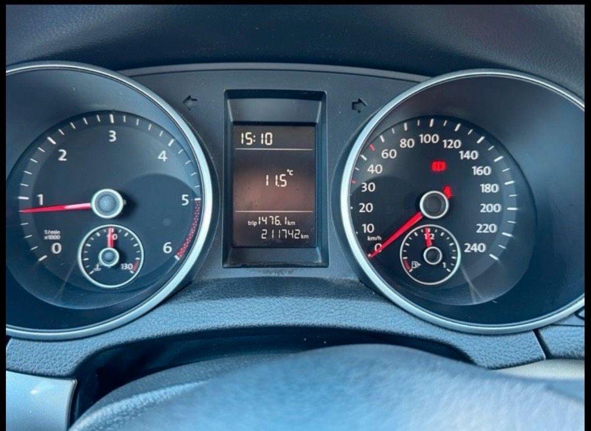 Volkswagen Golf 2009 — interior