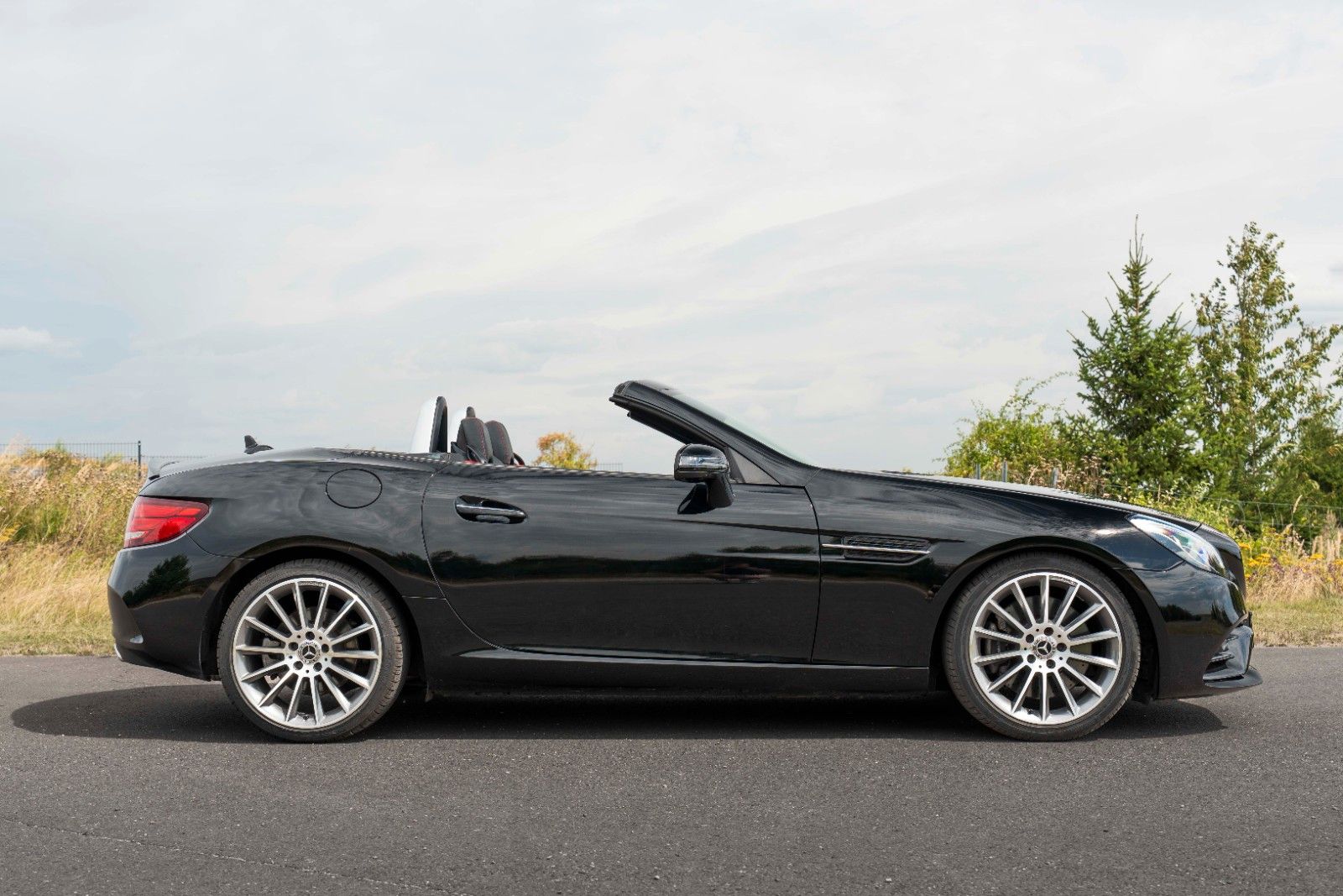 Fahrzeugabbildung Mercedes-Benz SLC 300 AMG Roadster H&K TOTW LED KAM NAV