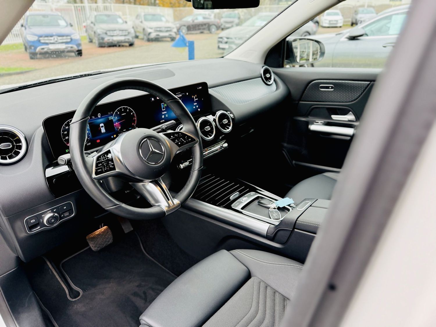 Fahrzeugabbildung Mercedes-Benz GLA 200 NIGHT & PROGRESSIVE, Winter, AHK, RFK, L