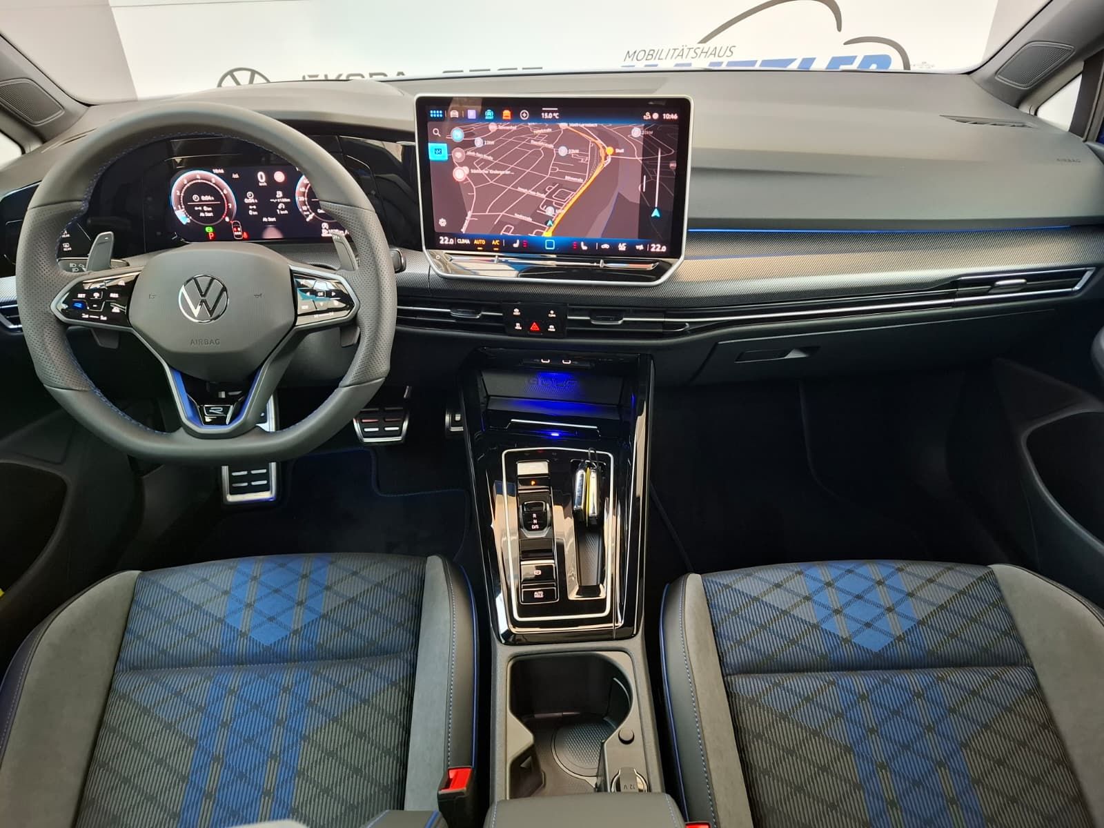 Fahrzeugabbildung Volkswagen Golf VIII Lim. R 2.0 TSI 4M. +ACC +IQ.Light +DCC