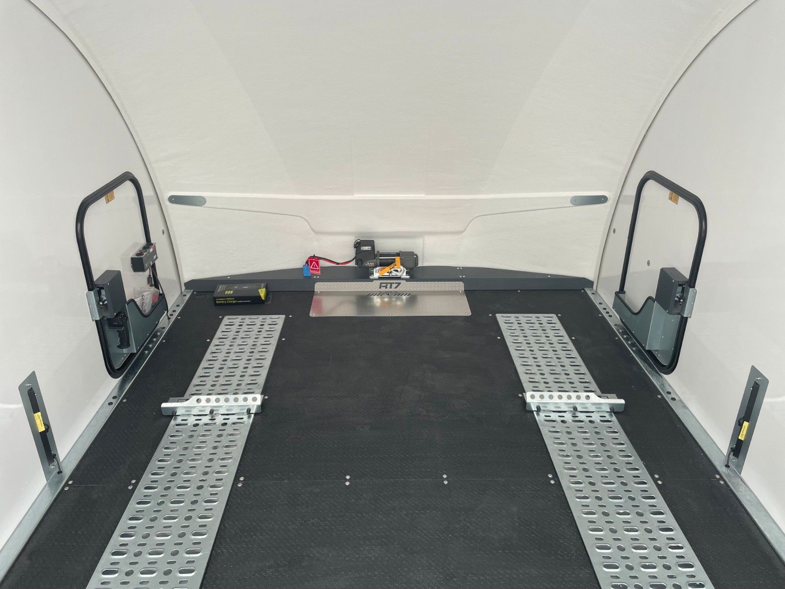 Fahrzeugabbildung Brian James Race Transporter 7 / Länge: 6,16 m / 3.500 kg