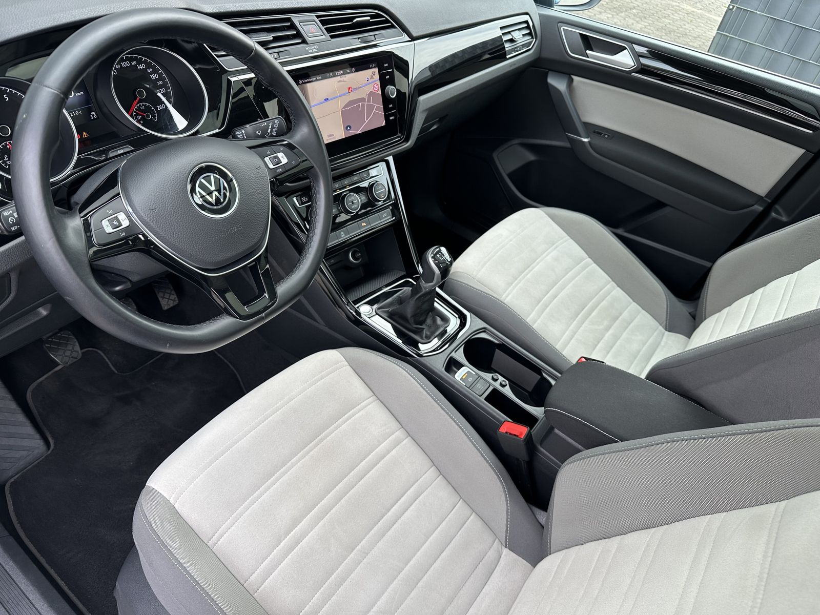 Fahrzeugabbildung Volkswagen Touran 1.5 TSI Highline NAV+LED+PANO+KAM+17ZO+PP