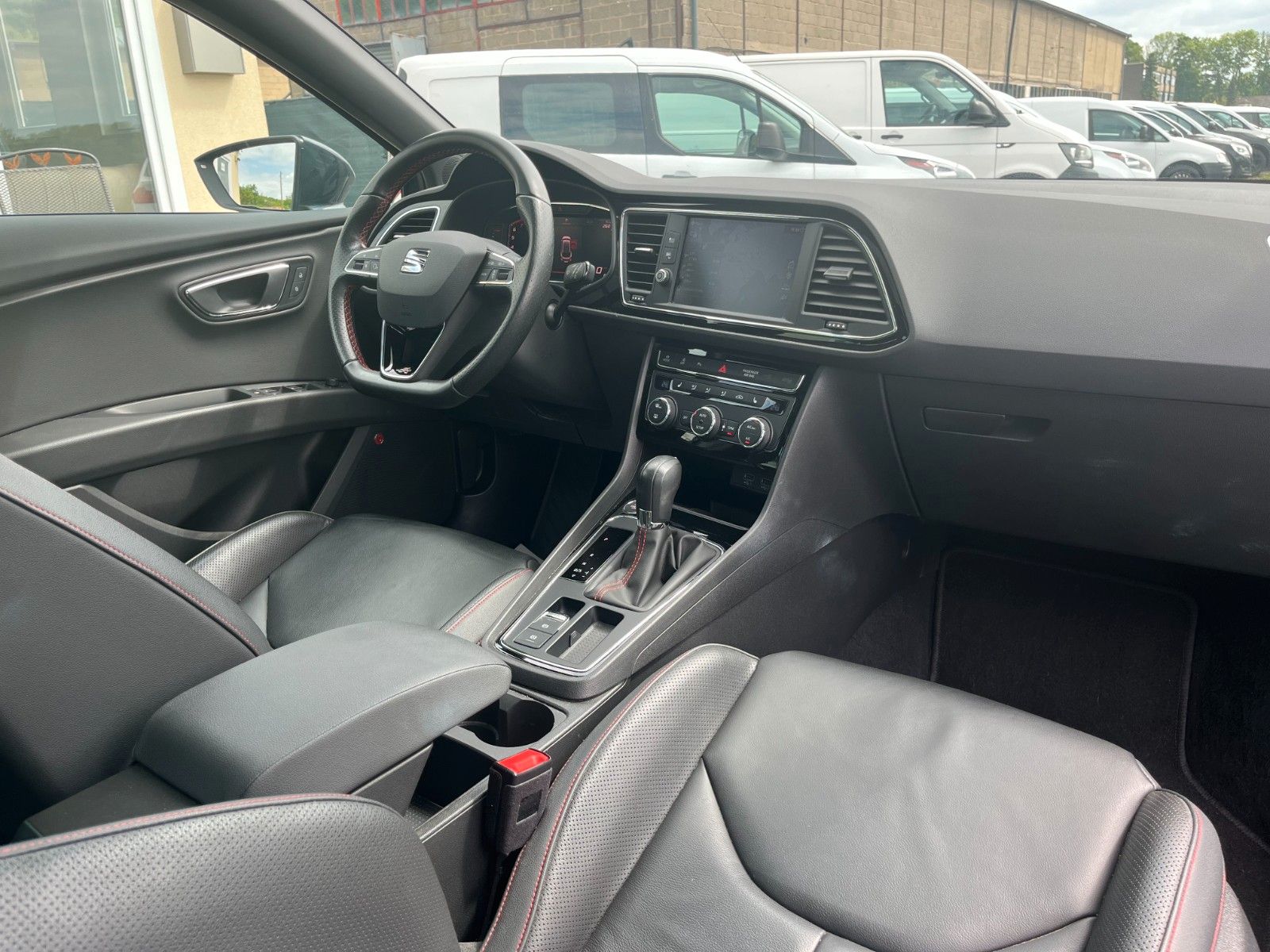 Fahrzeugabbildung SEAT Leon 2.0 ST FR SPORT DSG Navi Leder Pano LED KAM