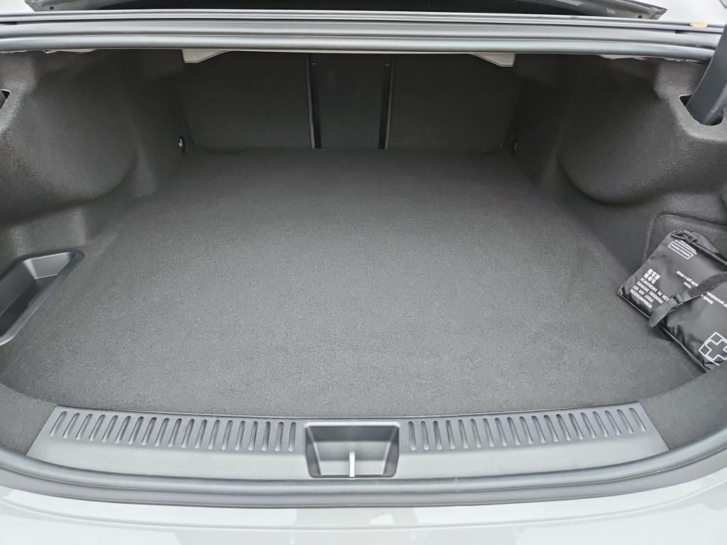 Fahrzeugabbildung Mercedes-Benz E 300 e Limo +AMG-ADVANCED+NIGHT+AHK+BURMESTER +