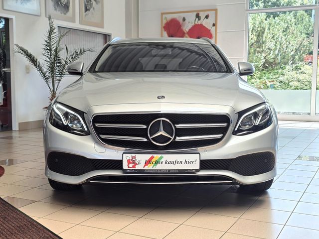 MERCEDES-BENZ E 220 — Foto 2