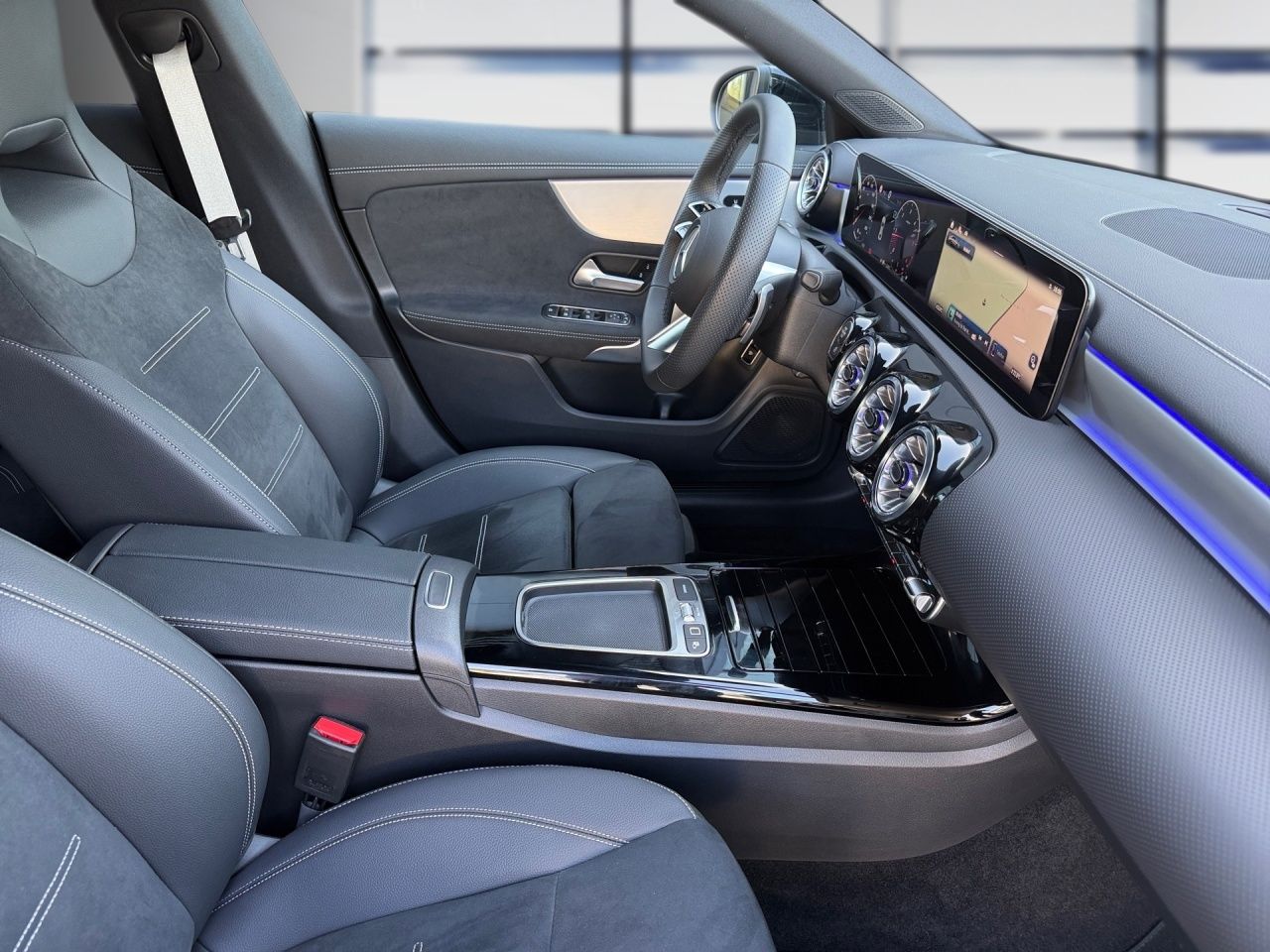 Fahrzeugabbildung Mercedes-Benz CLA 200 d Coupé AMG+AHK+DISTR+NIGHT+MULTIBEAM+