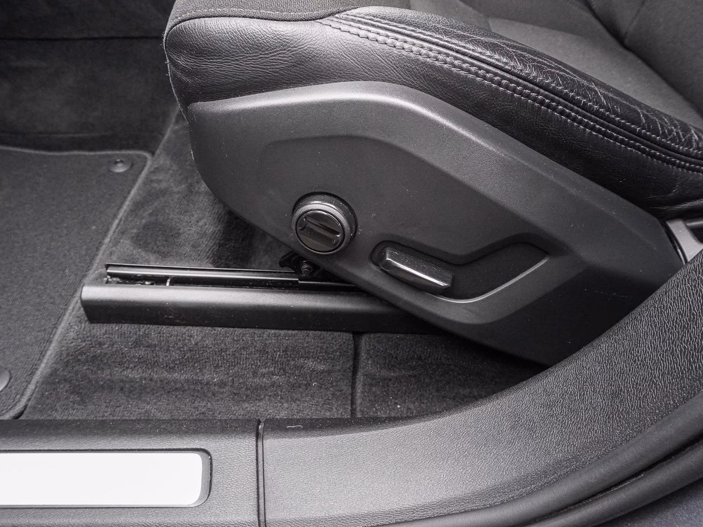 Volvo XC60 B4 D AWD Momentum Pro 19ZOLL FRONTHZG BLIS