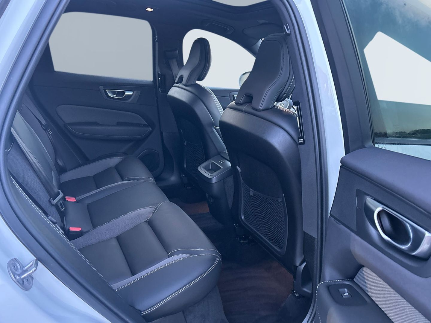 Volvo XC60 B4 Benzin Plus Dark 20'' AHK ACC Harman DAB foto 5