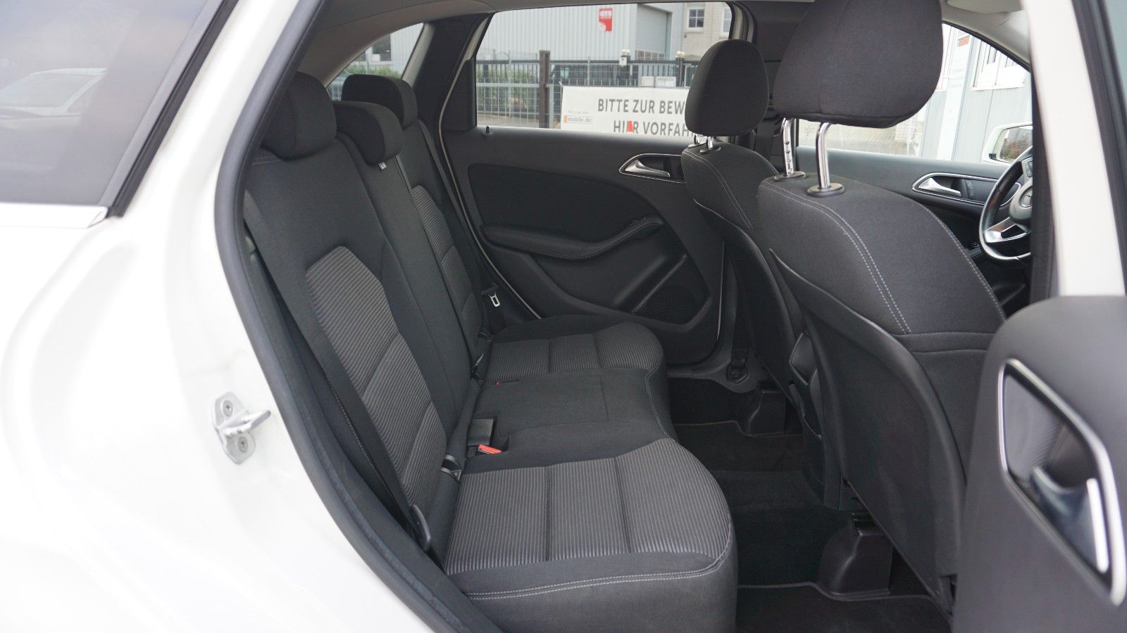 Fahrzeugabbildung Mercedes-Benz B 180 Navi,LED,Park Assist,SH,PDC,SR+WR