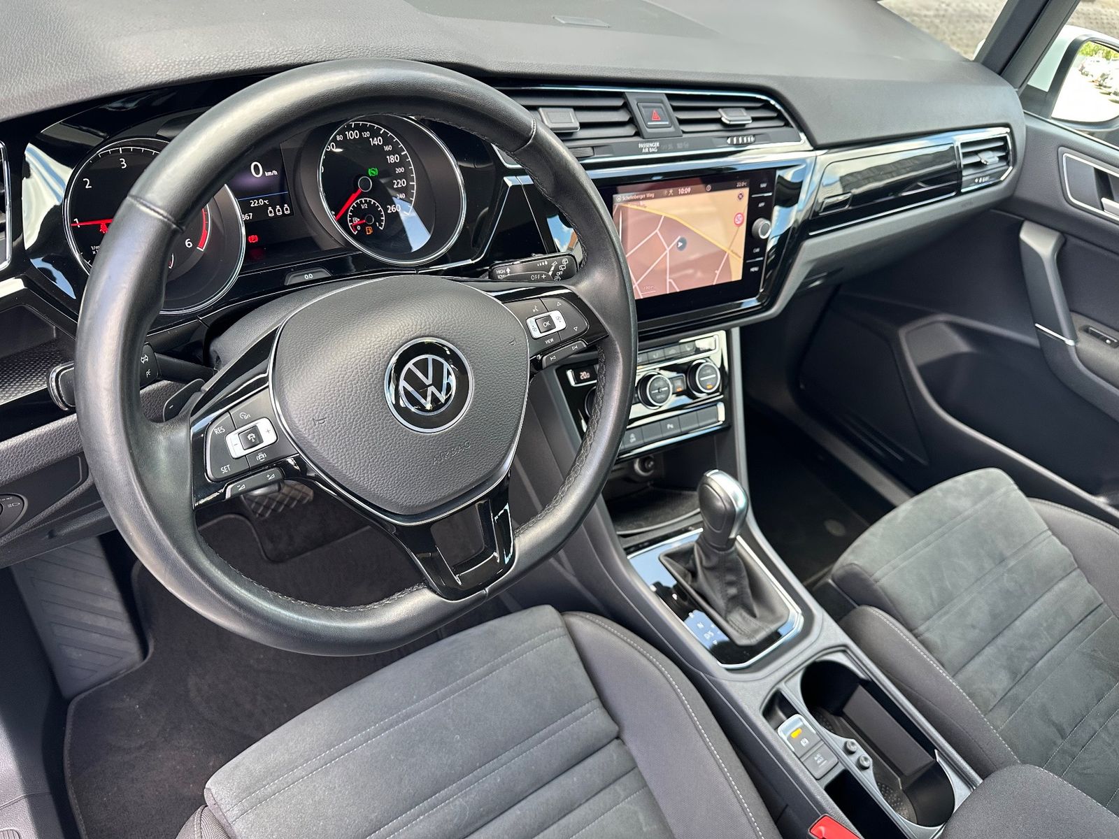 Fahrzeugabbildung Volkswagen Touran 2.0 TDI DSG Highline NAV+LED+ACC+AHK+SHZ