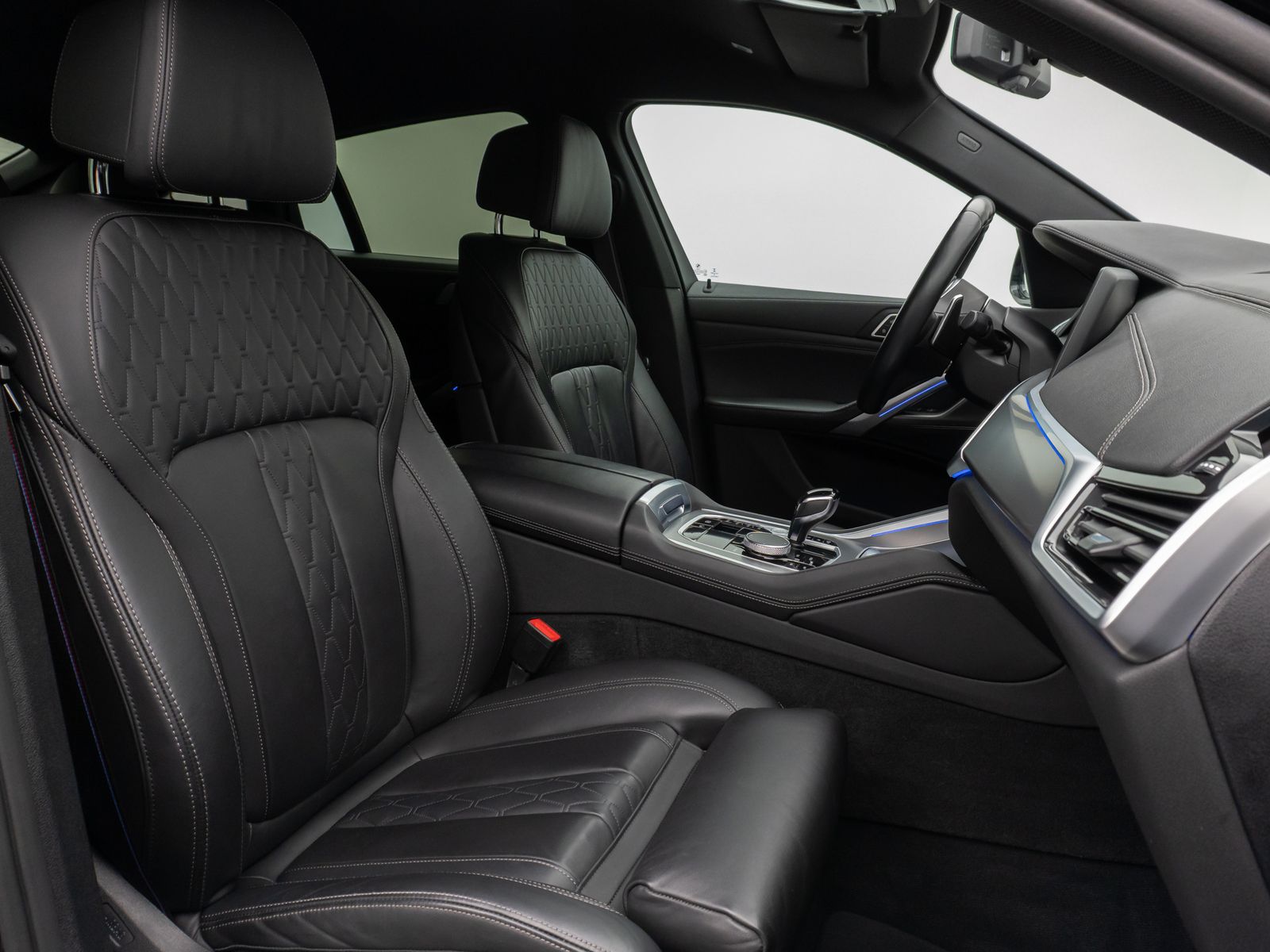 Fahrzeugabbildung BMW X6 xD30d M Sport DAB 360°DisplKey AHK Alarm 22"