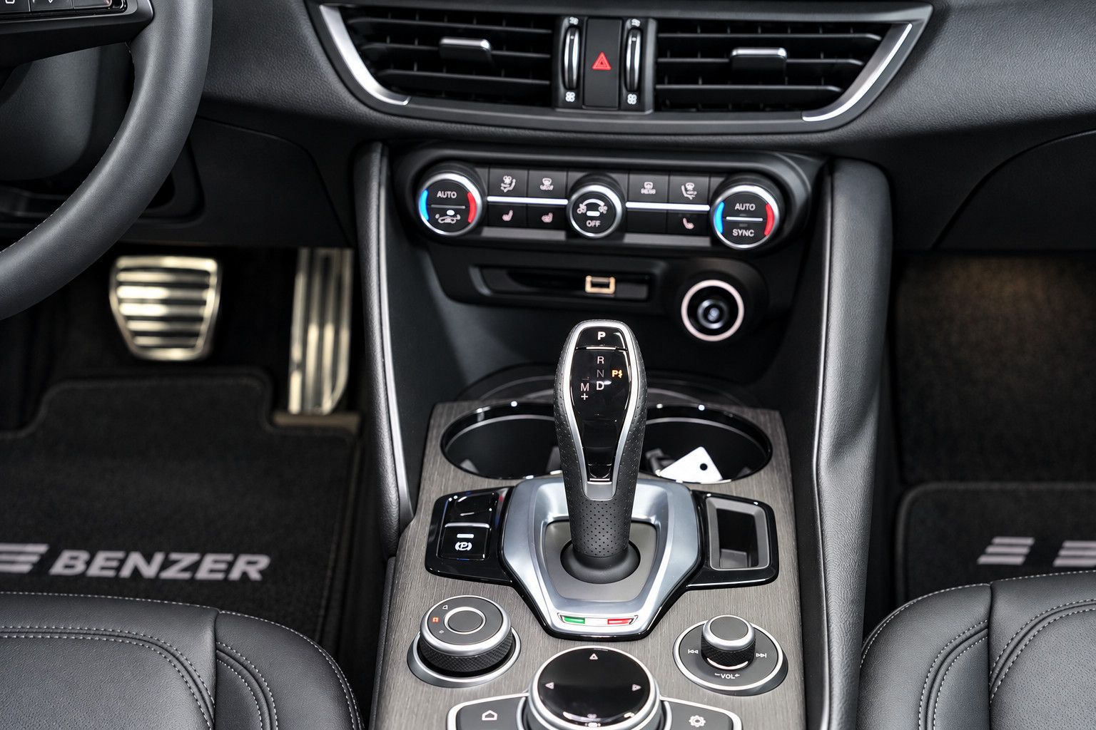 Fahrzeugabbildung Alfa Romeo Giulia Ti Q4/MEMORY/ACC/NAVI/KAMERA/LEDER/
