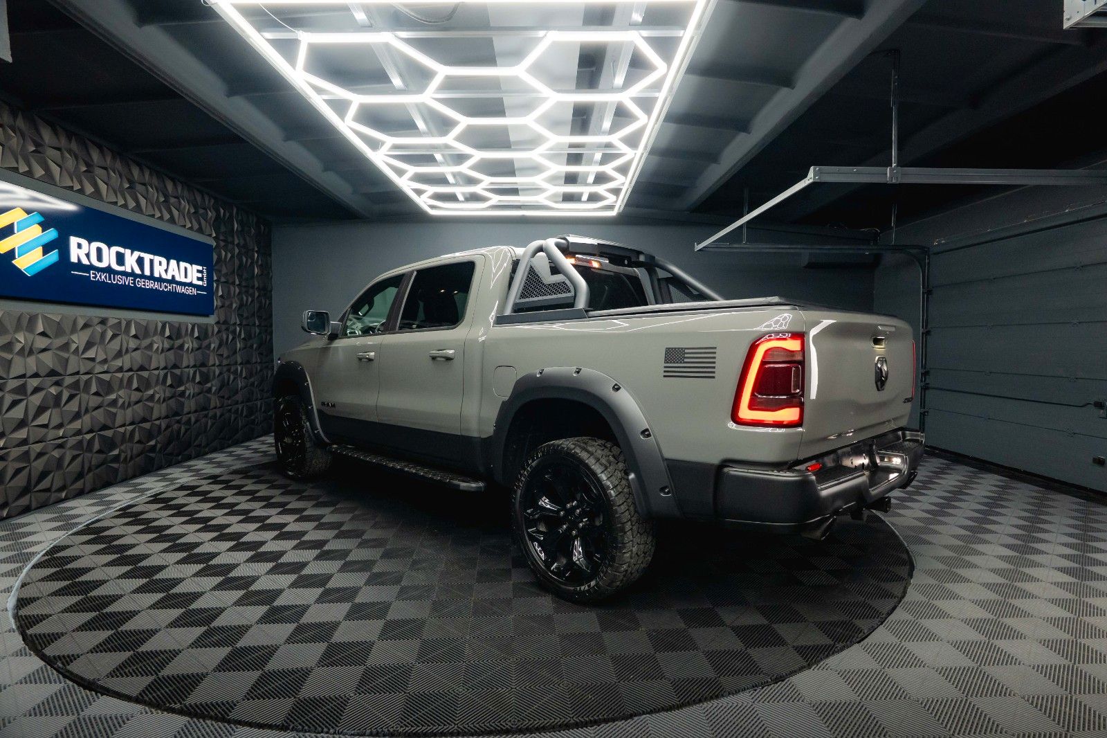 Fahrzeugabbildung Dodge RAM 5.7 V8 HEMI 4x4 NIGHT Laramie ARMY STYLE 19%