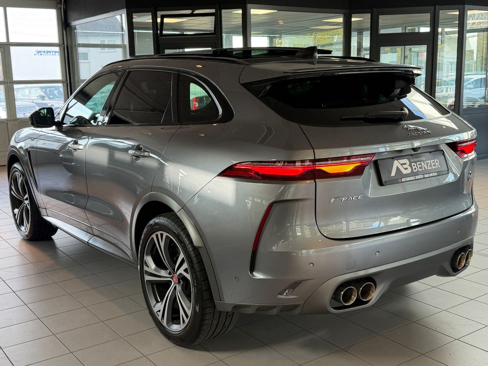 Fahrzeugabbildung Jaguar F-PACE SVR /PANO/MERIDIAN/HUD/360°KAM/MEMORY