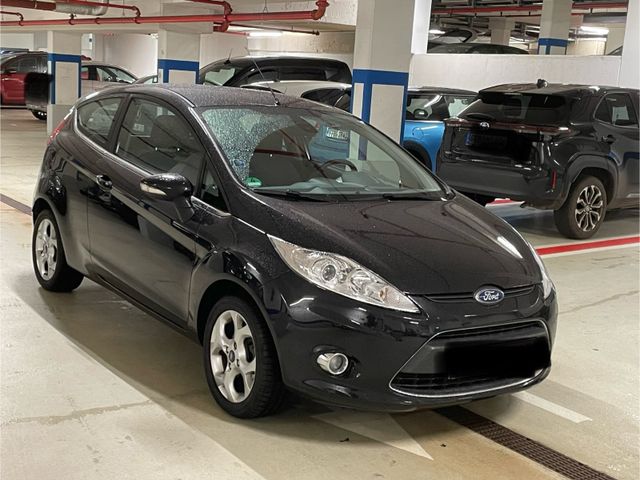 Ford Fiesta Titanium/Klimaauto/1.Hand/wenig Km/8-fach