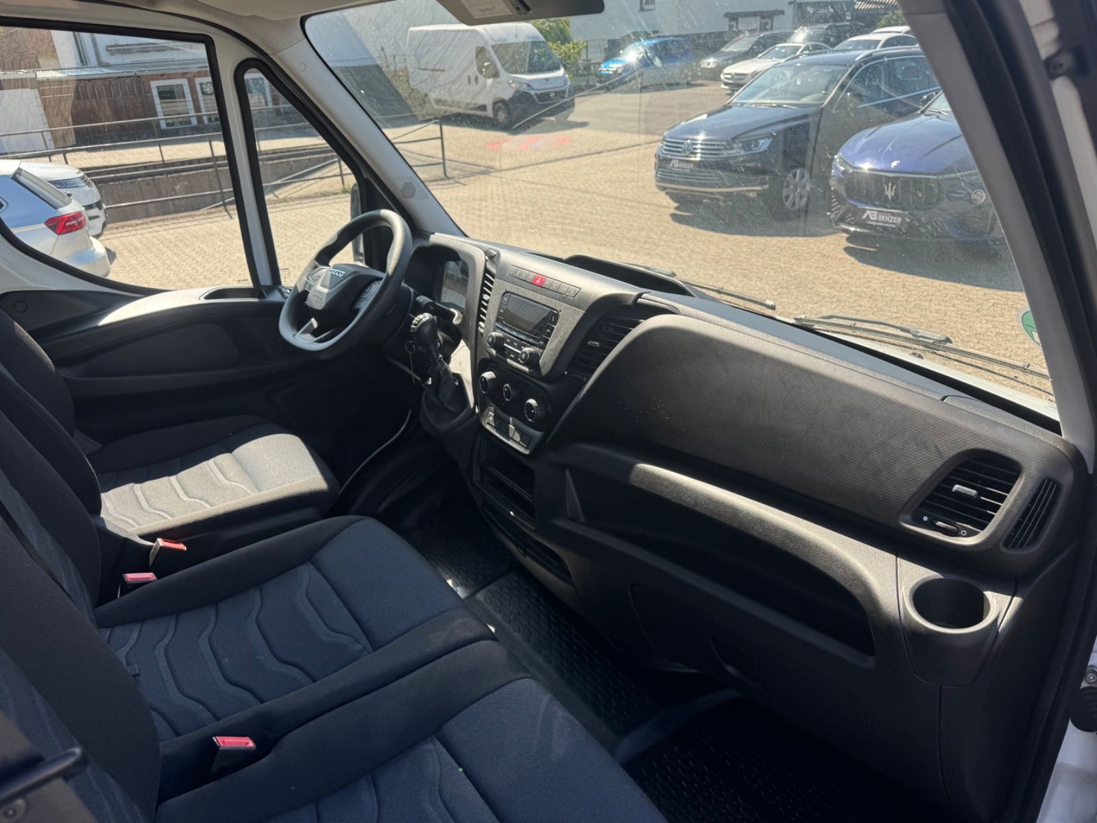 Fahrzeugabbildung Iveco Daily Kasten HKa 35 S ... V Radstand 3520 L/3-SI