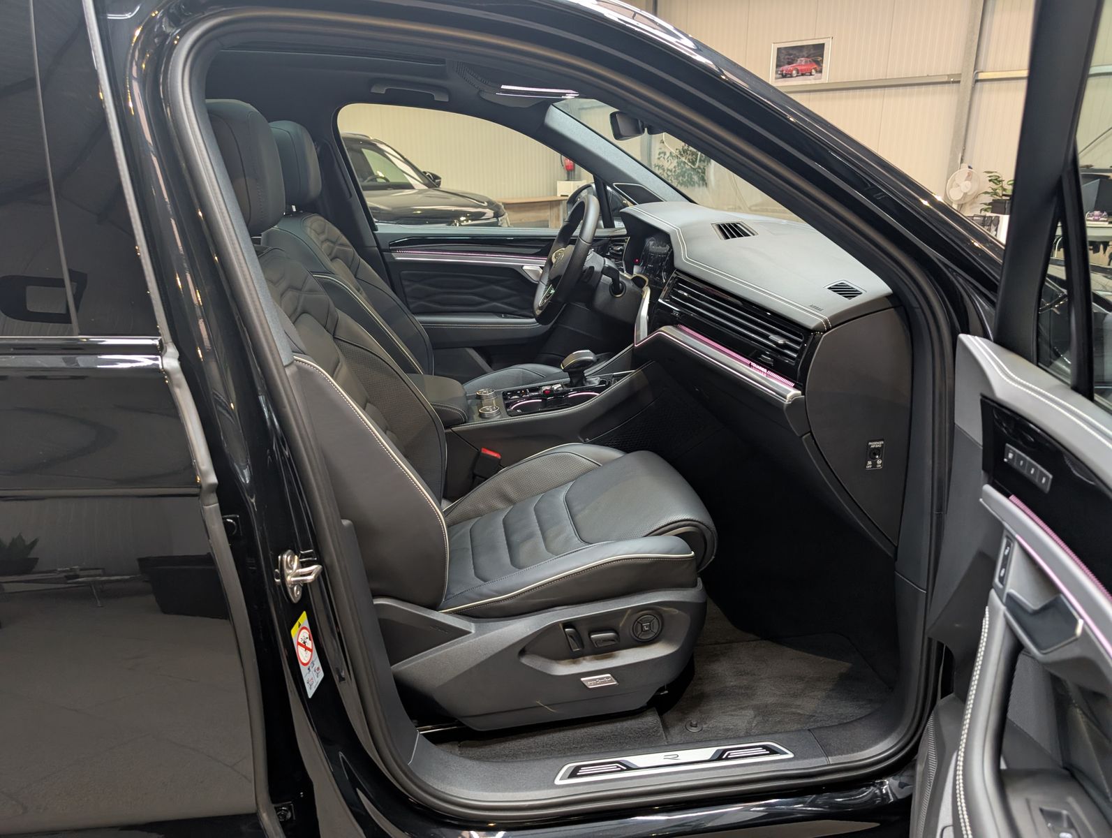 Fahrzeugabbildung Volkswagen Touareg 3.0TDI 4M R-Line VOLL Black 22" UPE 114T