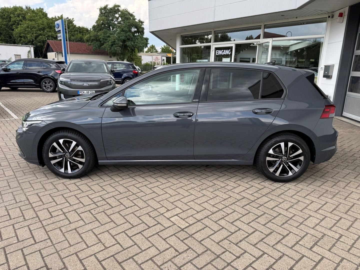 Fahrzeugabbildung Volkswagen Golf VIII United 1,5 TSI Navi Digi Cockpit LED A