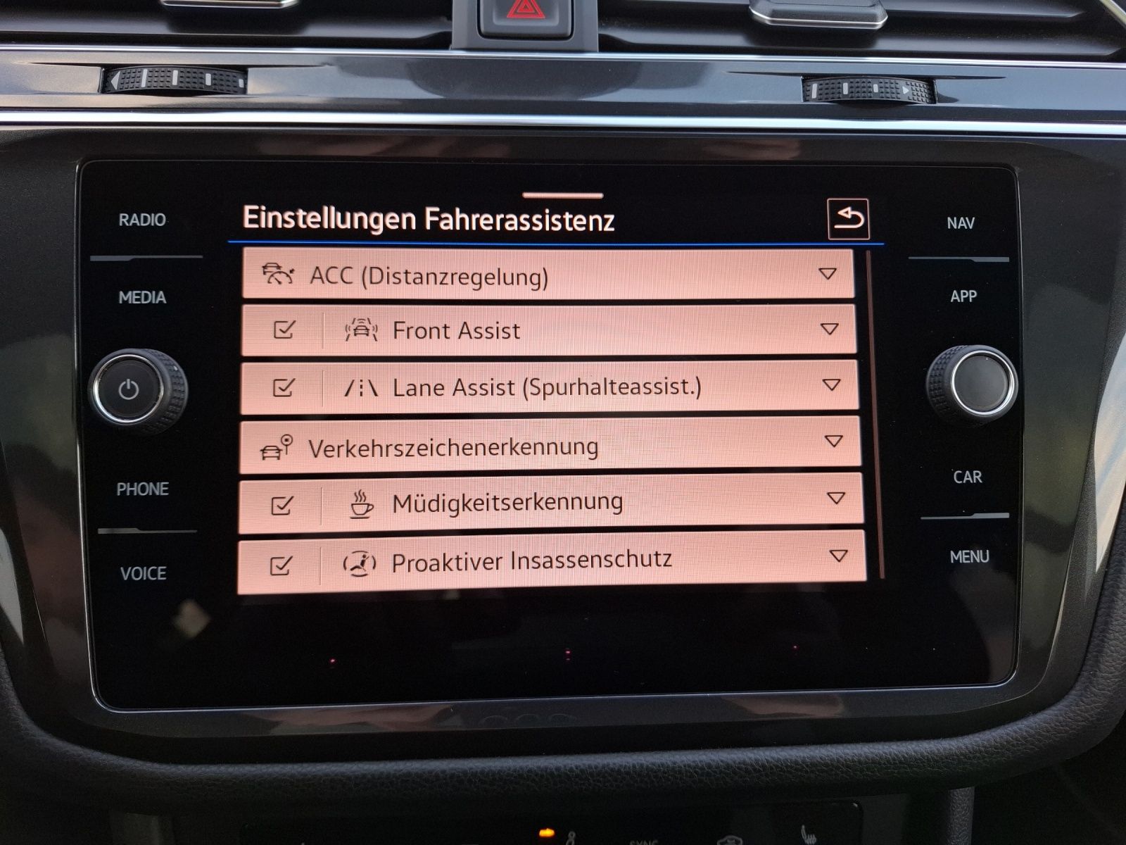 Fahrzeugabbildung Volkswagen Tiguan Allspace TSI R-Line DSG 4M Matrix Navi AI