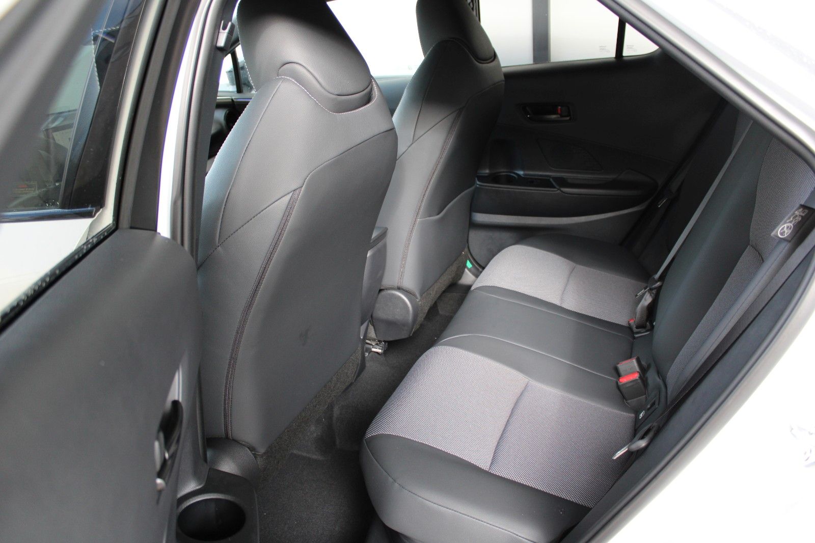 Fahrzeugabbildung Toyota C-HR 2.0 Hybrid Lounge, PANO,ALCANTARA,19"