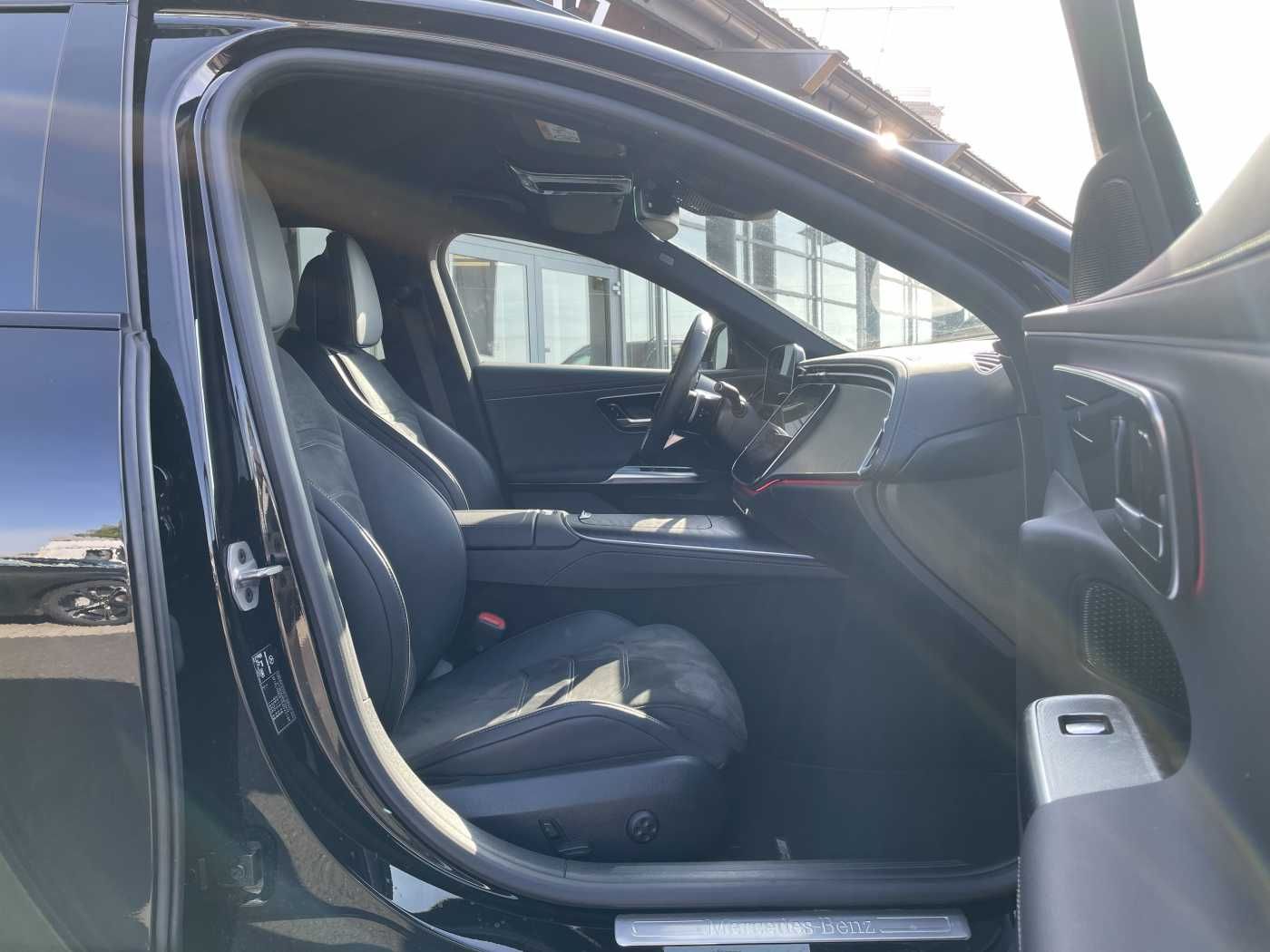Fahrzeugabbildung Mercedes-Benz E 220 d T AMG-Line AHK+Distr+R-Kamera +Ambiente+