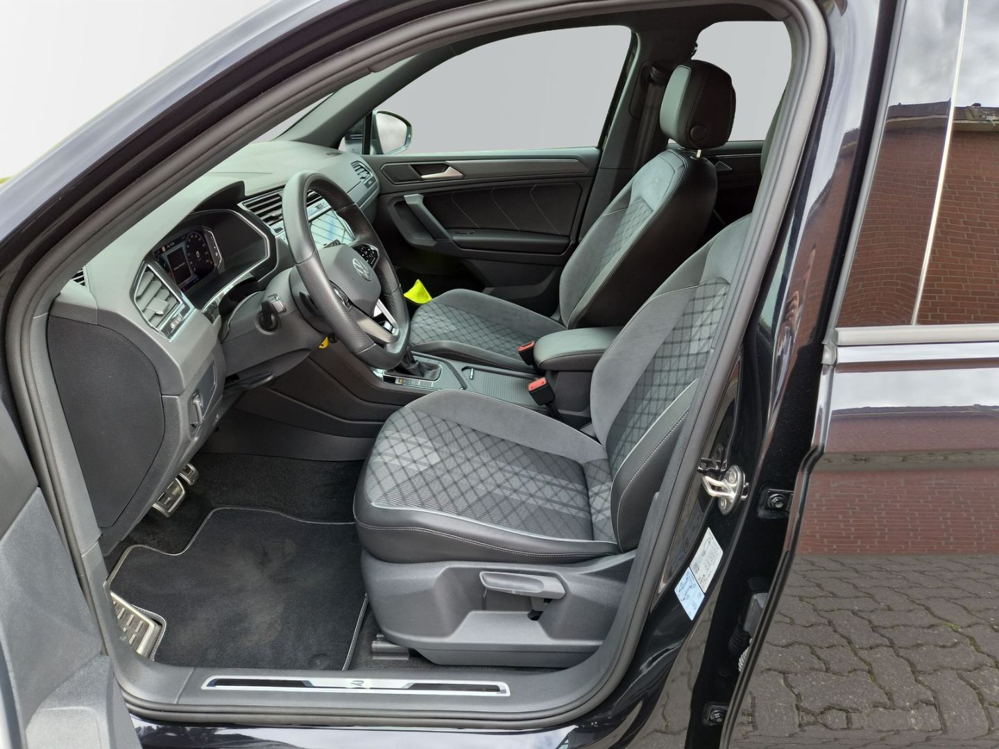 Volkswagen Tiguan 1.5 TSi DSG R-Line Matrix AppConnect Navi foto 3