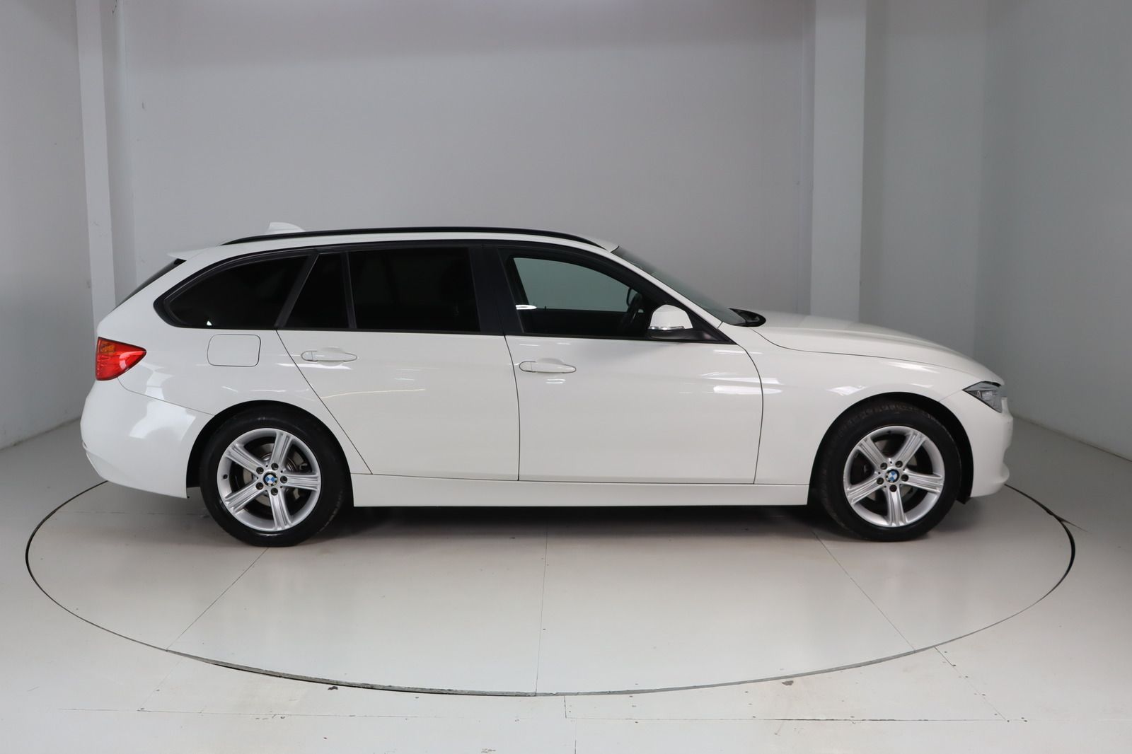 Fahrzeugabbildung BMW 320 i Touring xDrive * Bi- Xenon * Navi