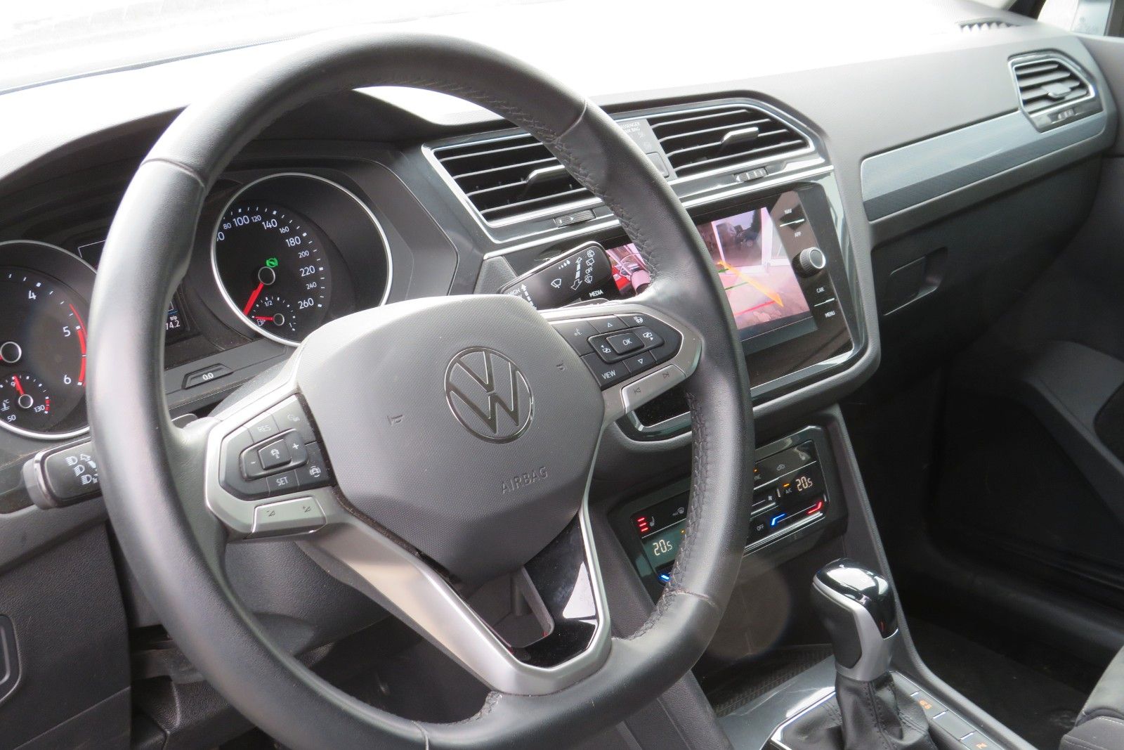 Fahrzeugabbildung Volkswagen Tiguan Life DSG AHK KAMERA ACC PDC SITZH. NAVI 1