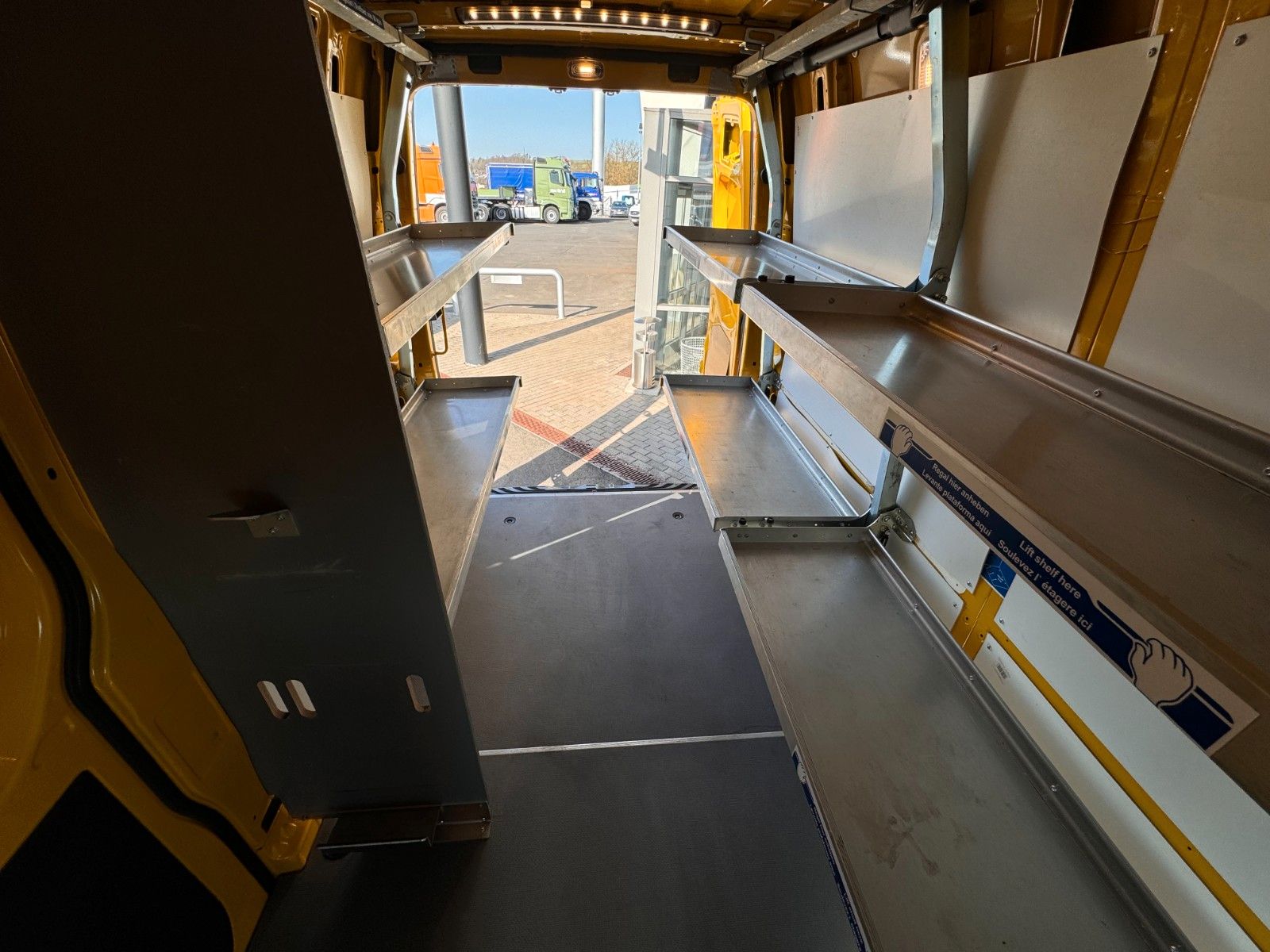 Fahrzeugabbildung Mercedes-Benz eSprinter 312 DHL Regal KEP-Ausbau