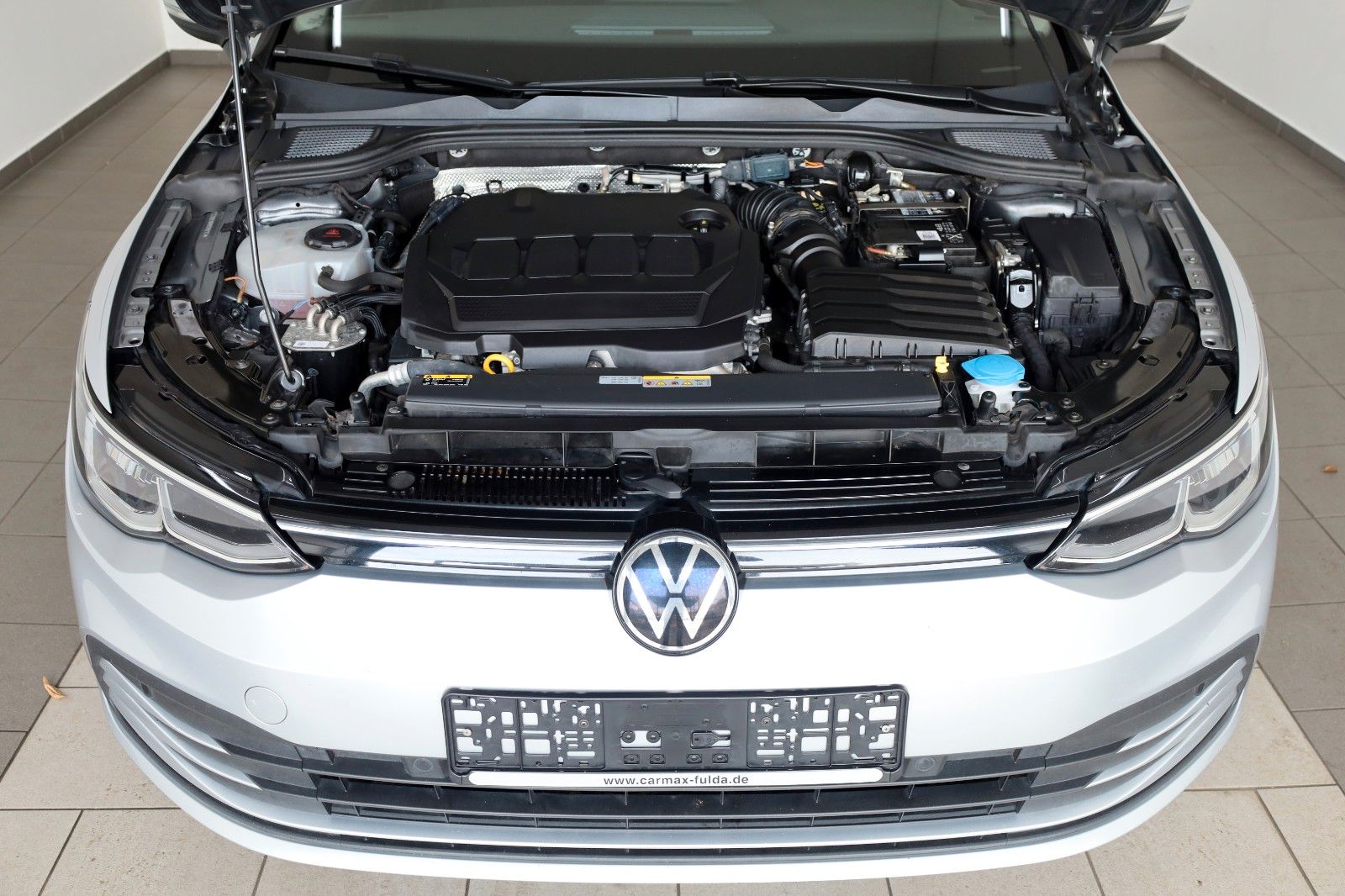 Fahrzeugabbildung Volkswagen Golf VIII Variant Life Navi,LED,PDC,Lane/Front A