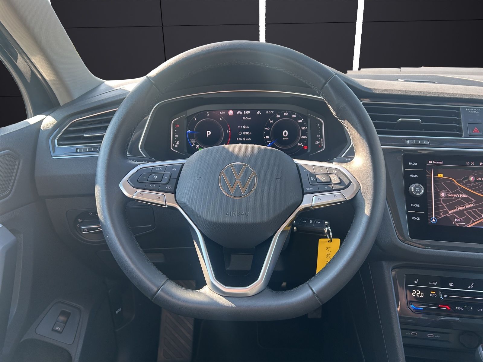 Fahrzeugabbildung Volkswagen Tiguan Elegance TDI 4M IQ.Light Navi ACC RFK SHZ
