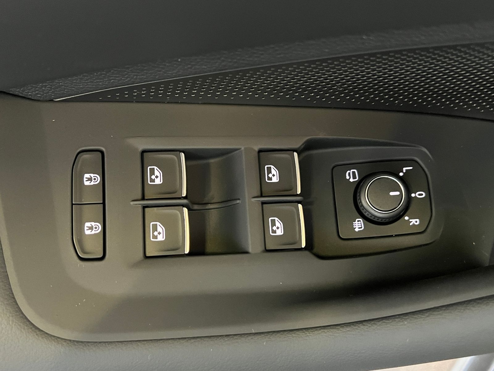 Fahrzeugabbildung Volkswagen Passat Variant Elegance 1.5 eTSI DSG *IQ.Light,