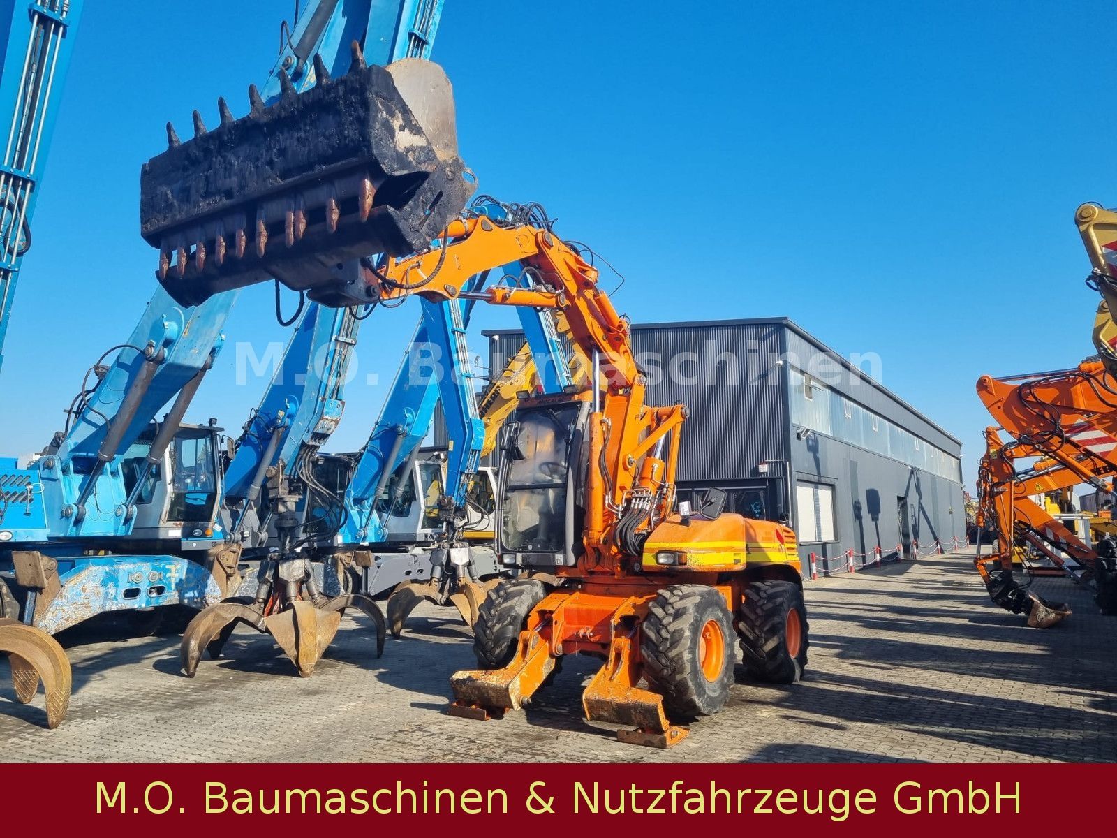 Fahrzeugabbildung MECALAC 12 MTX  / Klappschaufel / Gabel / 3x Tieflöffel