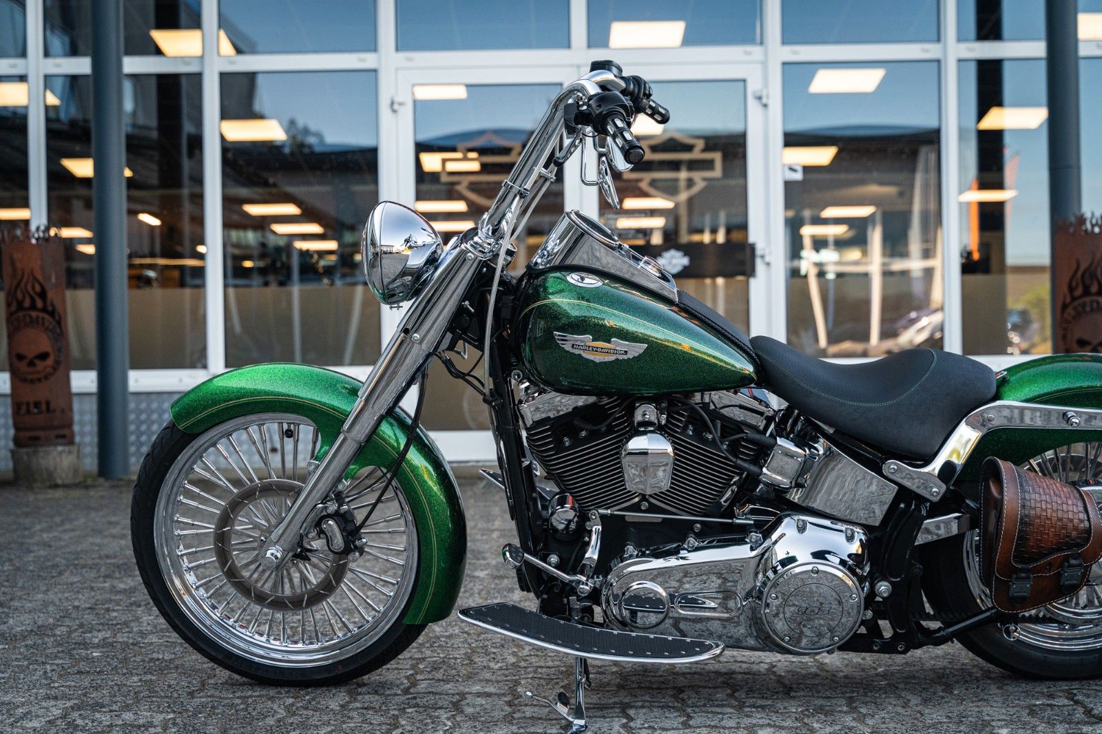 Fahrzeugabbildung Harley-Davidson FLSTN Softail Deluxe 103 - Chicano Candy Green