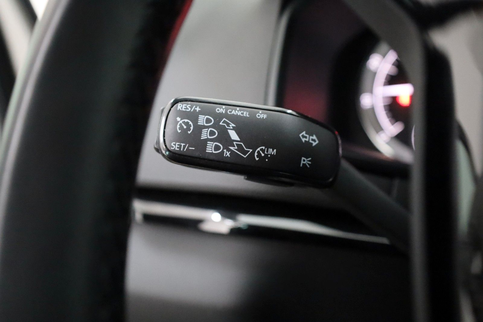 Fahrzeugabbildung SKODA Karoq Style Navi,LED,Kamera,SH,PDC,SR+WR,AHK
