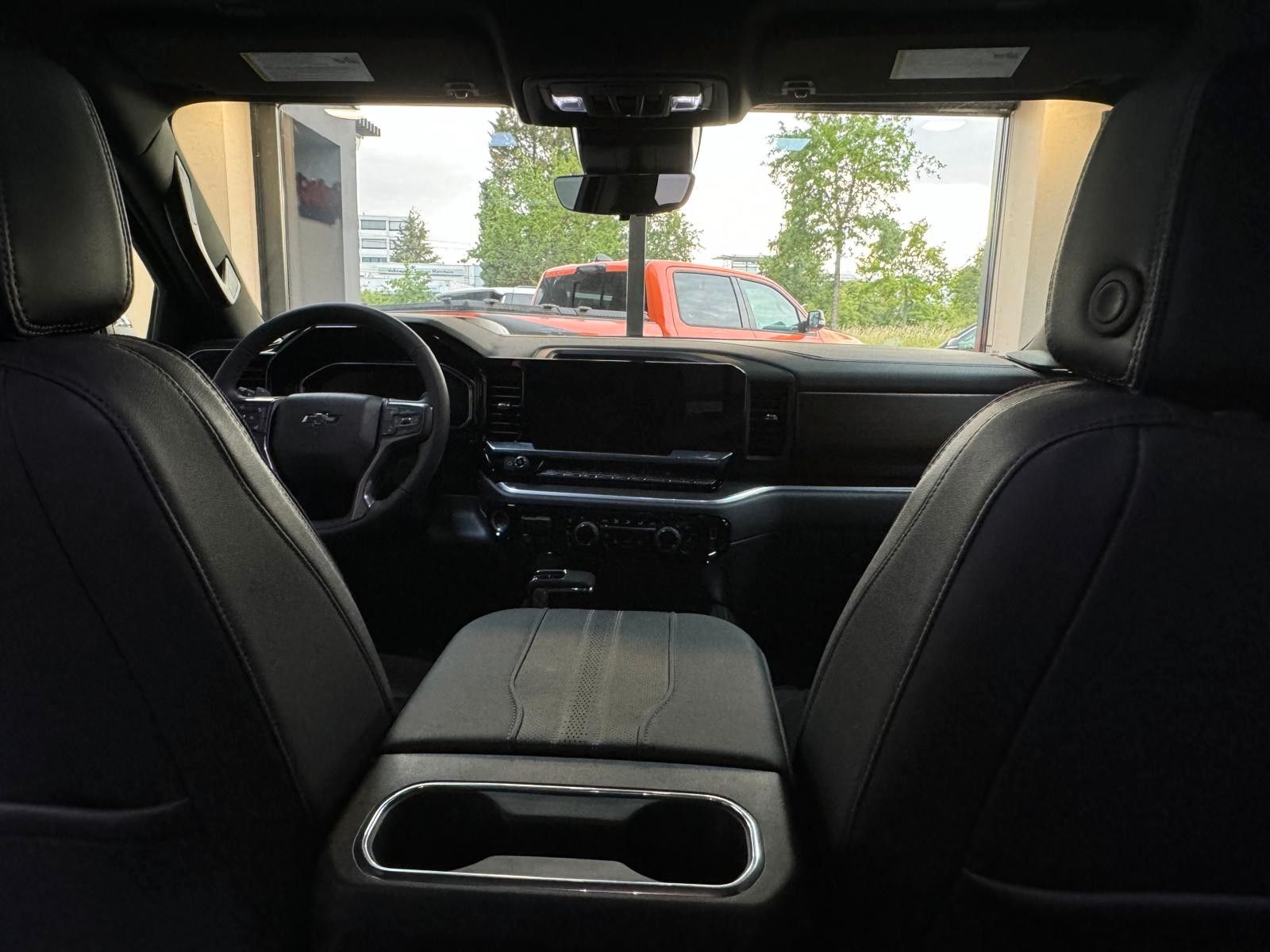 Fahrzeugabbildung Chevrolet 2026 SILVERADO MIDNIGHT DURAMAX DIESEL 4x4 HC