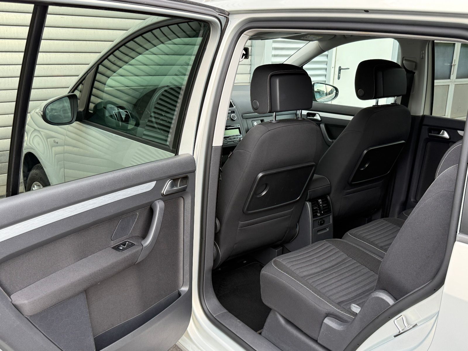 Fahrzeugabbildung Volkswagen Touran Cup 1.2 TSI 7-Sitzer Bi-Xenon GRA SHZ PDC