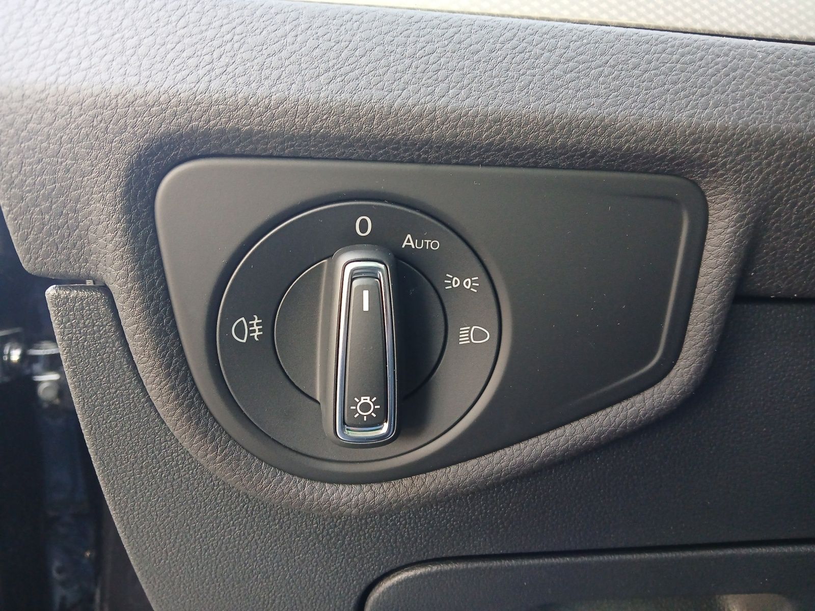 Fahrzeugabbildung Volkswagen Touran TSI Move DSG 7-Si Navi AID ACC PDC SH LM