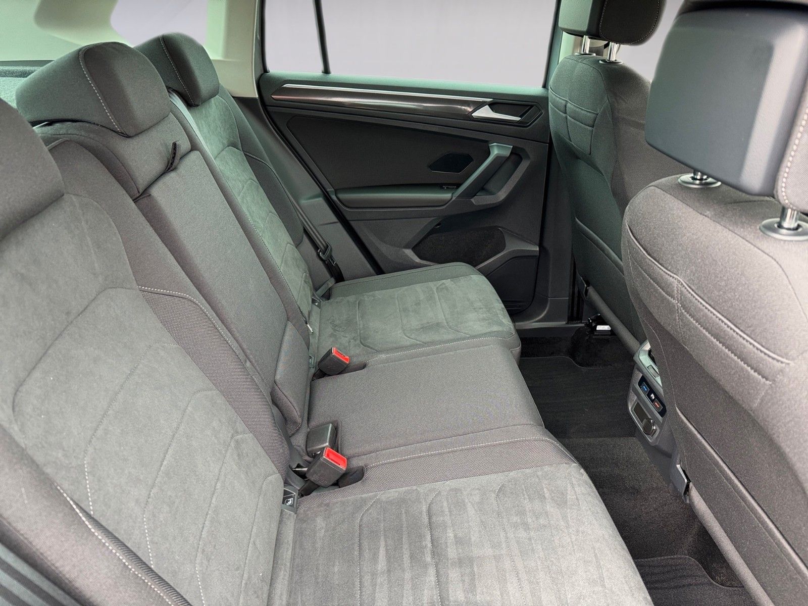 Fahrzeugabbildung Volkswagen Tiguan Elegance 1.5 TSI