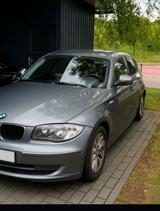 BMW 1er E87 5-Türer in schöner Grau-Metall... - BMW mit Benzin-Antrieb: 8er
