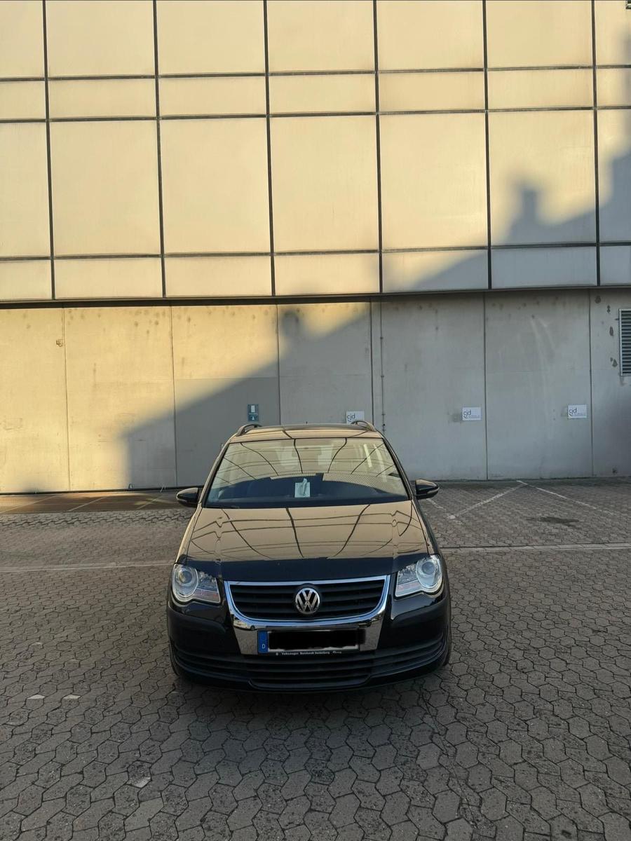 Volkswagen Touran 2010 — вигляд ззаду