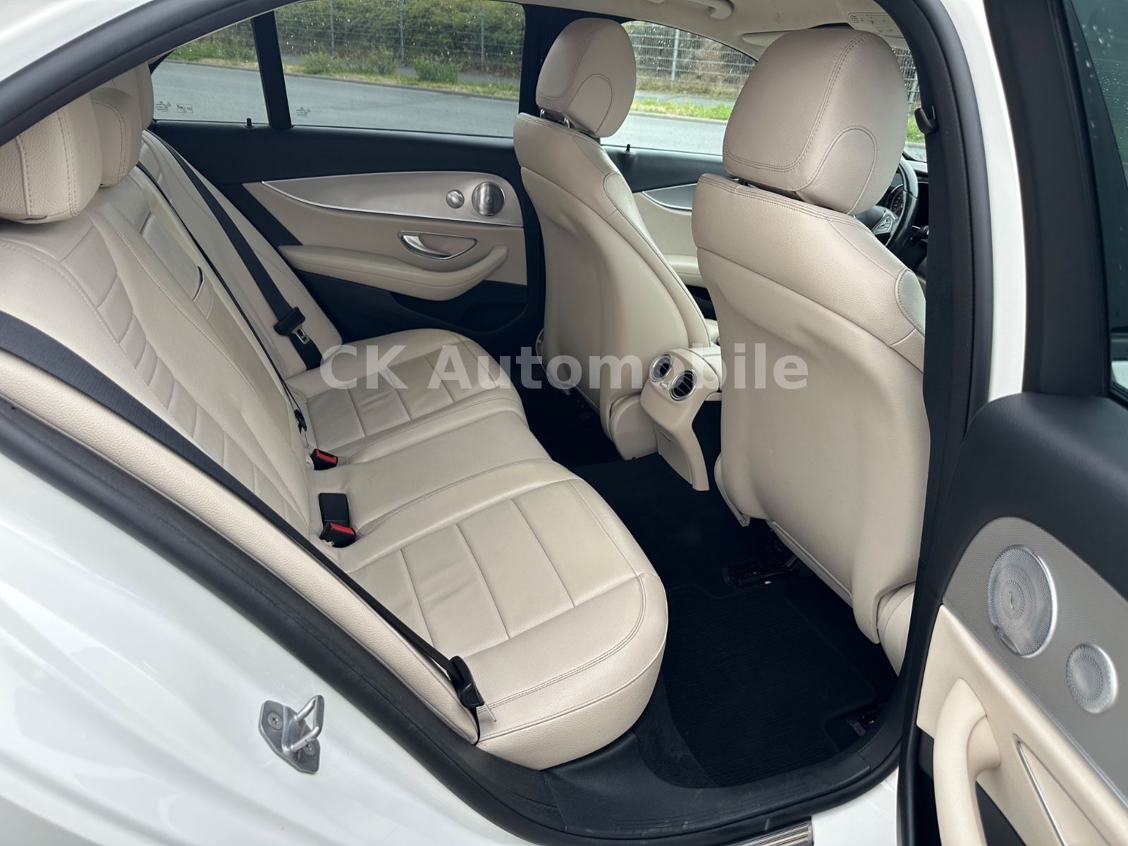 Fahrzeugabbildung Mercedes-Benz E 300 Lim. AMG-Line/Navi/Leder/Kamera/Burmester
