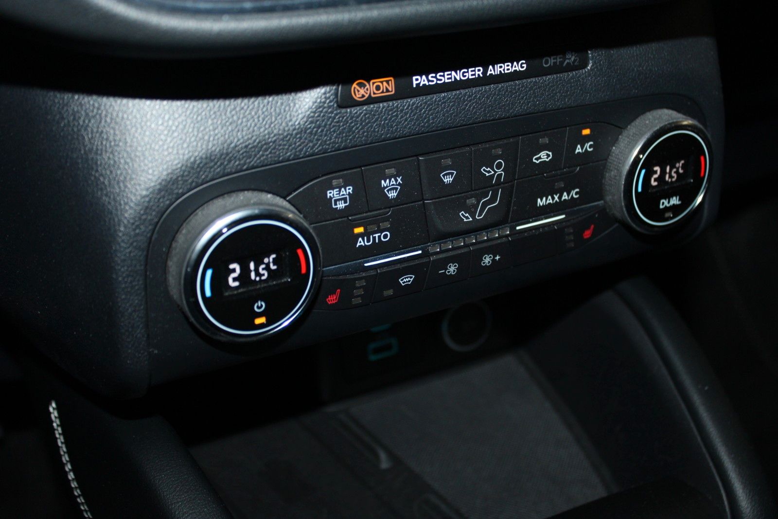 Fahrzeugabbildung Ford Kuga Vignale Aut. AWD LED AHK HUD 2xCAM B&O uvm.