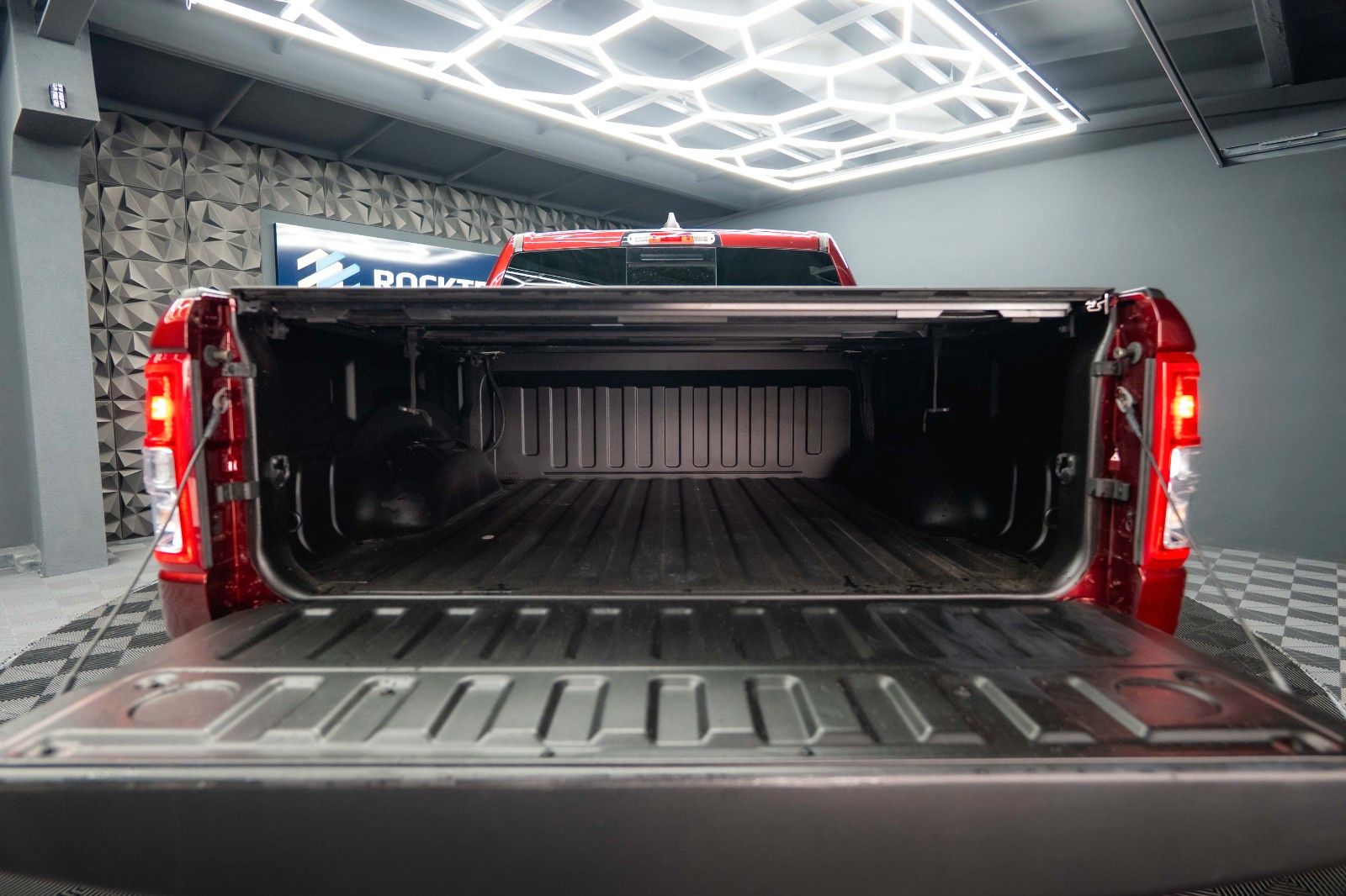 Fahrzeugabbildung Dodge RAM 5.7 V8 HEMI 4x4 OFFROAD Night-Paket *LED*19%