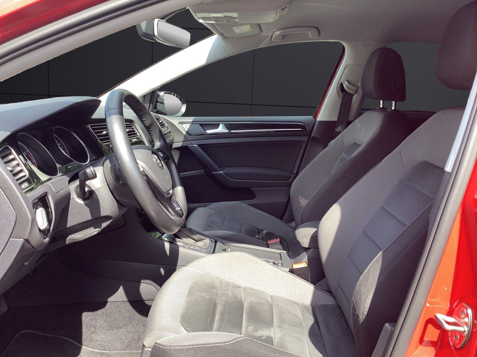 Fahrzeugabbildung Volkswagen Golf VII TSI Highline DSG Standh LED ACC