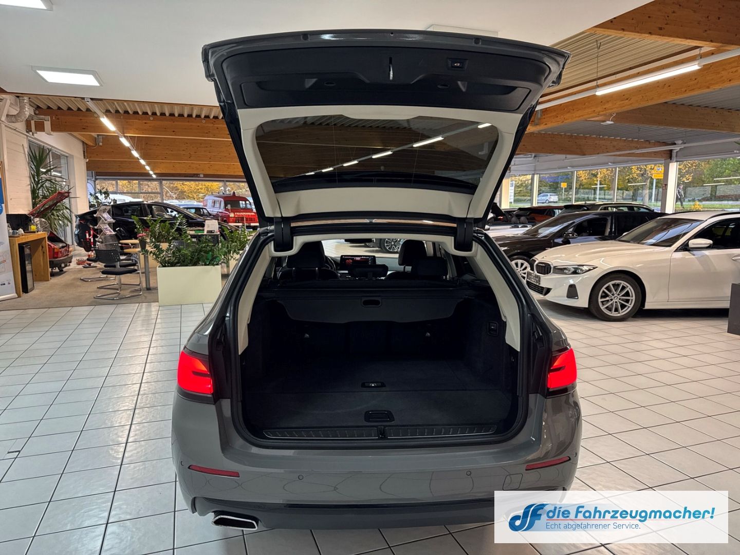 Fahrzeugabbildung BMW 520 d Touring Park-Assistent Luftfederung Navi D