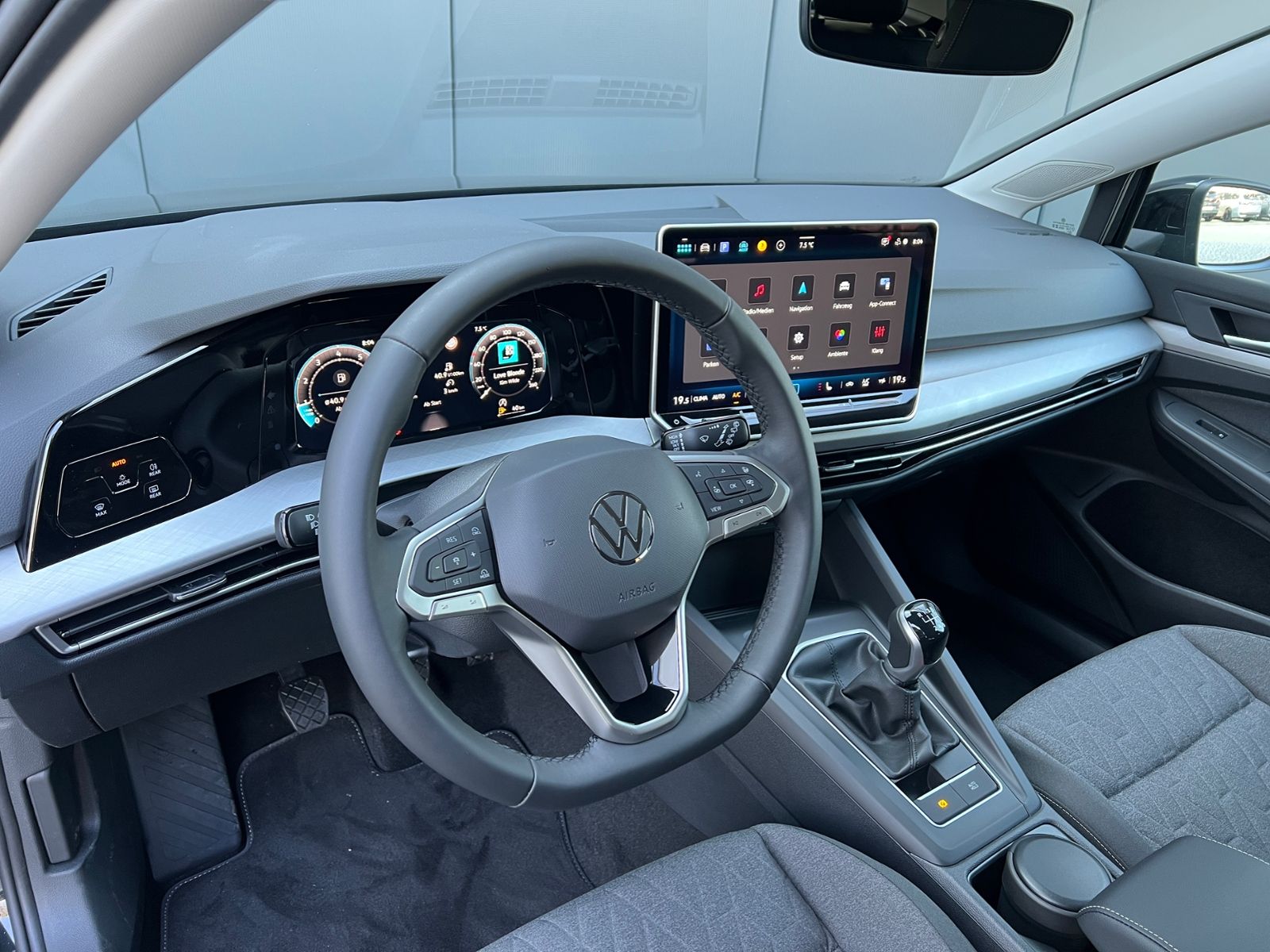 Fahrzeugabbildung Volkswagen Golf VIII Life 1.5 TSI *ACC, Light Assist, Sitzh