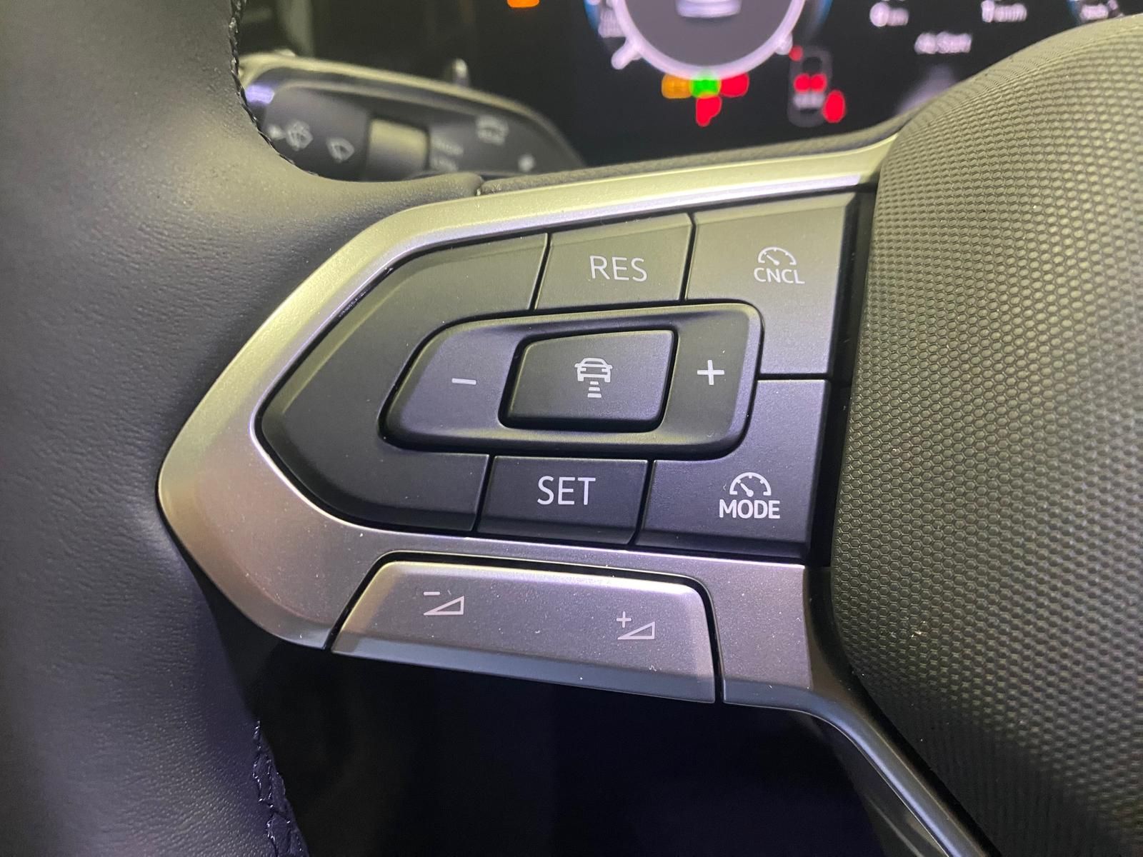 Fahrzeugabbildung Volkswagen Tiguan 1.5 eTSI+Elegance+AHK+NAVI+360 KAMERA+HUD