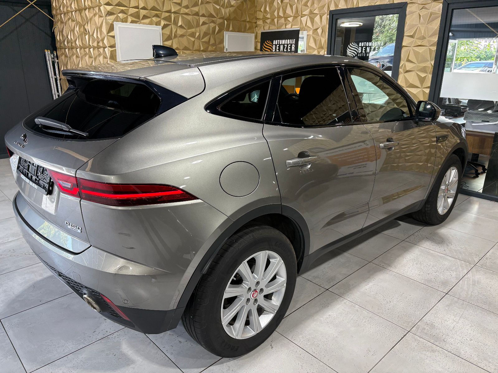 Fahrzeugabbildung Jaguar E-PACE S/NAVI/KAMERA/APPLE/ACC/SHZ/KLIMA/TOTWINK